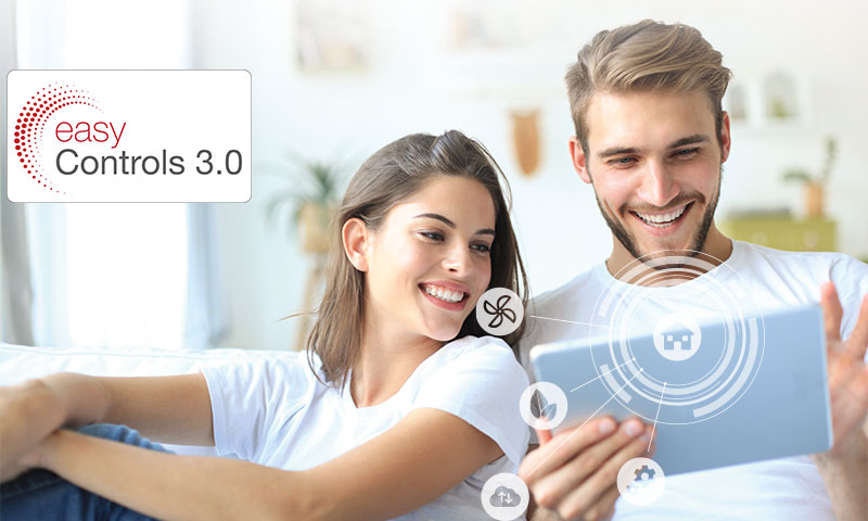 Pärchen nutzt Helios easy Controls auf dem Tablet zur Steuerung von KWL Geräten mit Wärmerückgewinnung