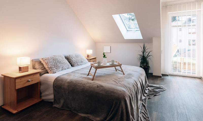 Helios EcoVent Verso Lüftungsgerät, installiert im Schlafzimmer, modern und kompakt, Dachgeschoss