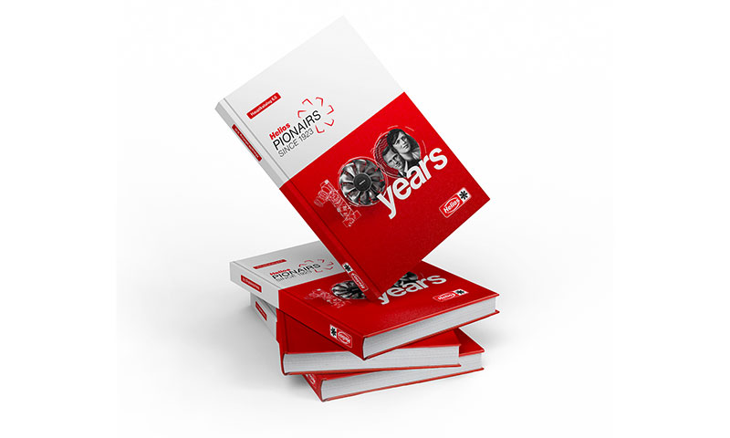 Stapel des neuen Helios Hauptkatalogs 6.0 als exklusive Jubiläums-Edition mit spezieller Gestaltung.