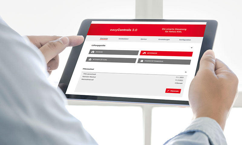 Nutzer bedient Helios easyControls 3.0 zur smarten Steuerung seiner Wohnraumlüftung